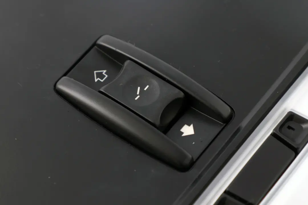 Oświetlenie Podsufitki Lampka Wewnętrzna Czarna do BMW E81 E87 E90 E92 LCI o numerze 9137507 BMW E81 E87 E90 E92 LCI Oświetlenie Podsufitki Lampka Wewnętrzna Czarna - SKU 9137507 - Numer Części 9137507