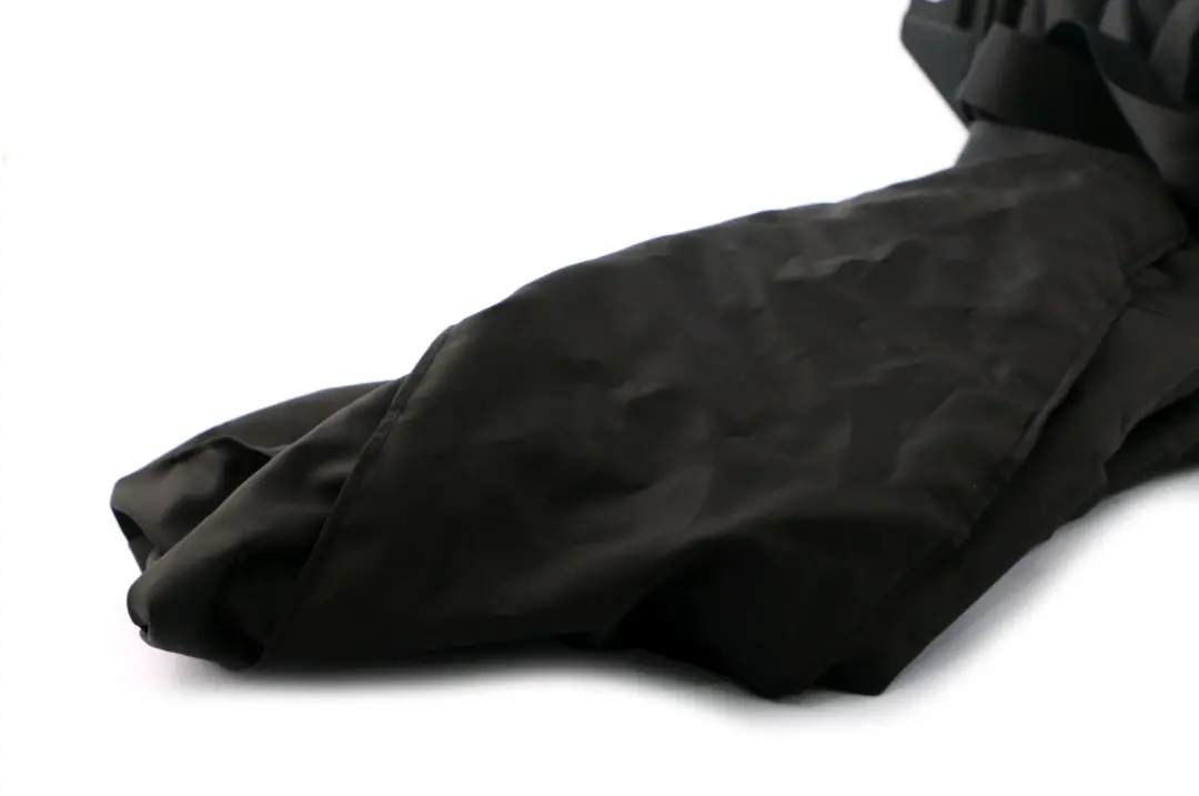 Embellecedor Bolsa Transporte Negro Trasero para BMW E88 con número de pieza 9138013 BMW E88 Embellecedor Bolsa Transporte Negro Trasero - SKU 9138013 - Número de pieza 9138013