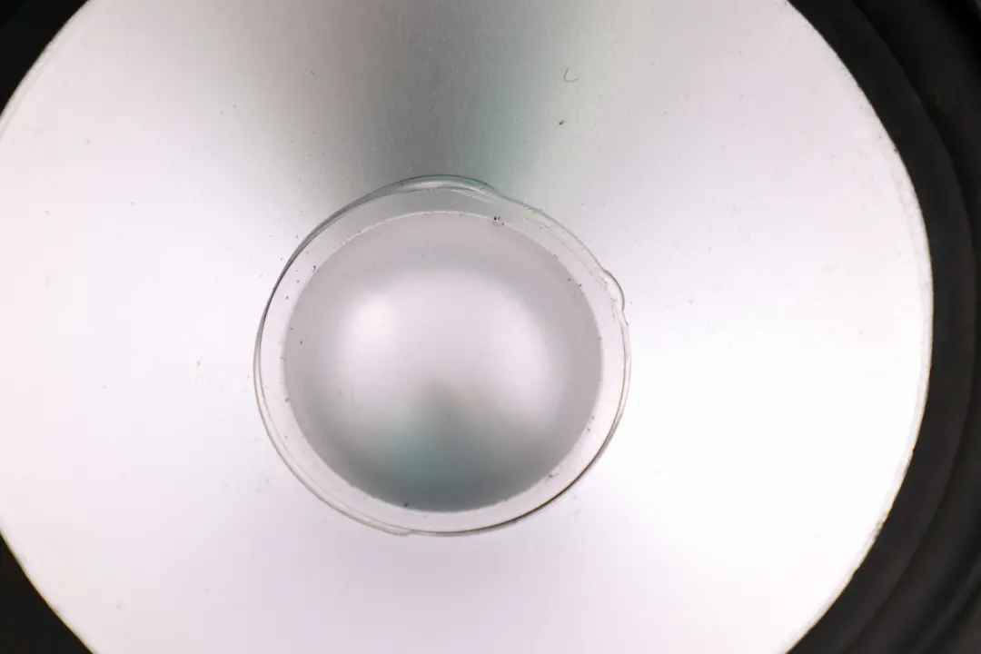 Altavoz trasero Harman Kardon para MINI Cabrio R52 con número de pieza 9143125 MINI Cabrio R52 Altavoz trasero Harman Kardon - SKU 9143125 - Número de pieza 9143125