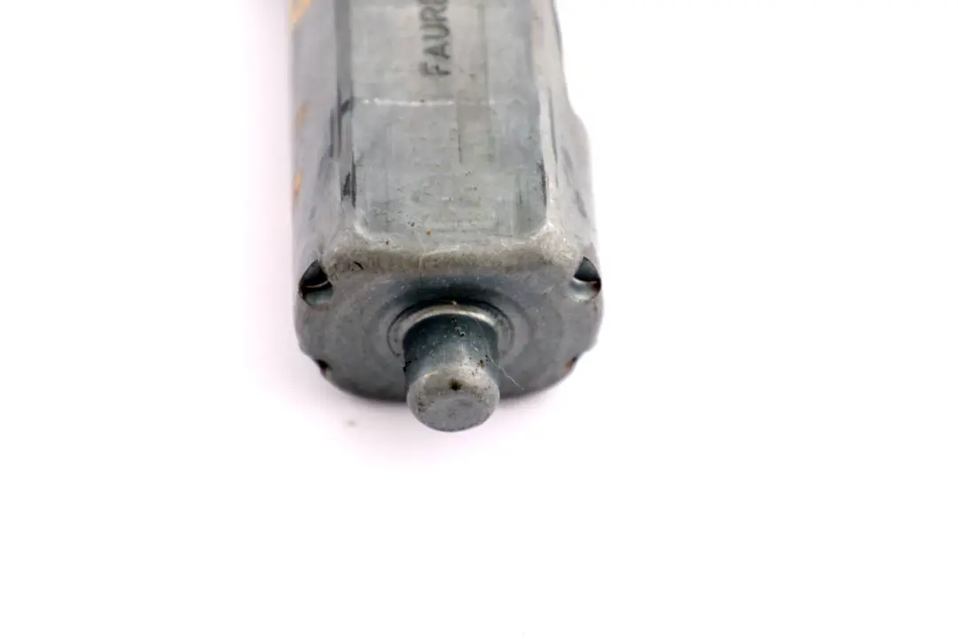 BMW X5 E60 E65 E70 Front Right Seat O/S Height Adjustment Drive - SKU 9146330 - Part number 9146330