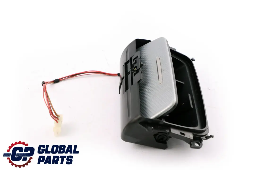 Alluminio Vassoio Portacenere Coperchio Anteriore Argento Ghiacciato per BMW E92 con numero di parte 9151108 BMW E92 Alluminio Vassoio Portacenere Coperchio Anteriore Argento Ghiacciato - SKU 9151108 - Numero di parte 9151108