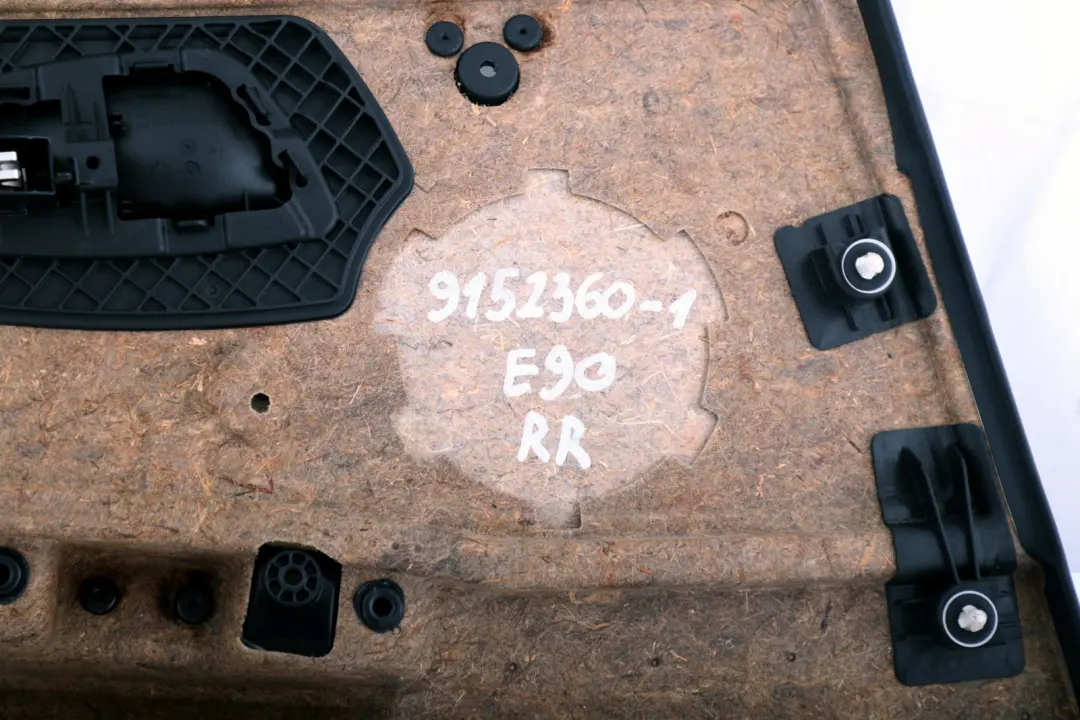 Tapicerka Boczek Drzwi Prawy Tył do BMW E90 o numerze 9152360 BMW E90 Tapicerka Boczek Drzwi Prawy Tył - SKU 9152360-1 - Numer Części 9152360