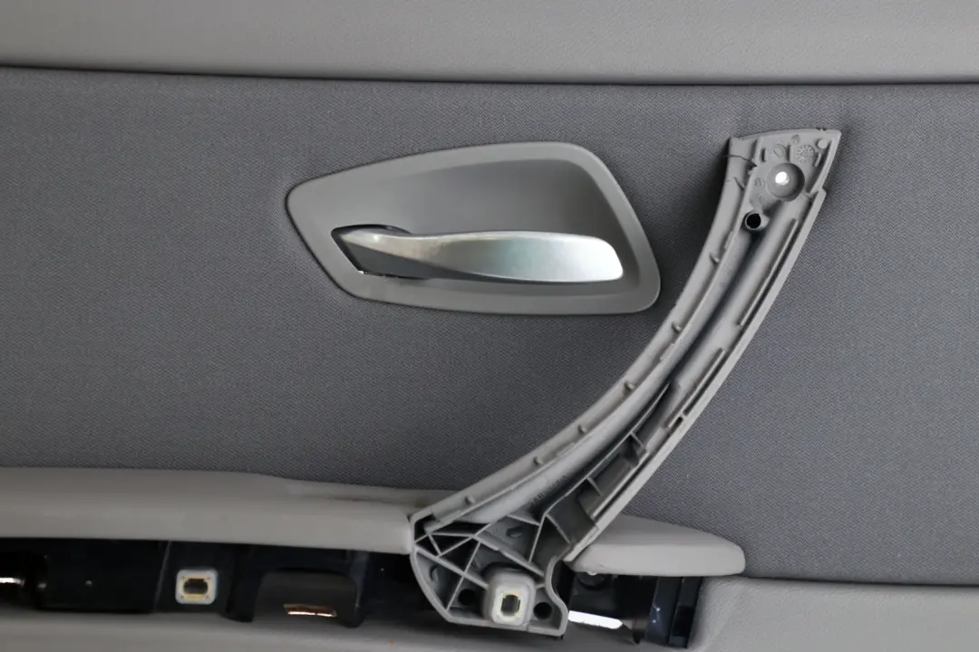 Tapicerka Boczek Drzwi Lewy Tył Szary do BMW E90 o numerze 9152361 BMW E90 Tapicerka Boczek Drzwi Lewy Tył Szary - SKU 9152361-2 - Numer Części 9152361