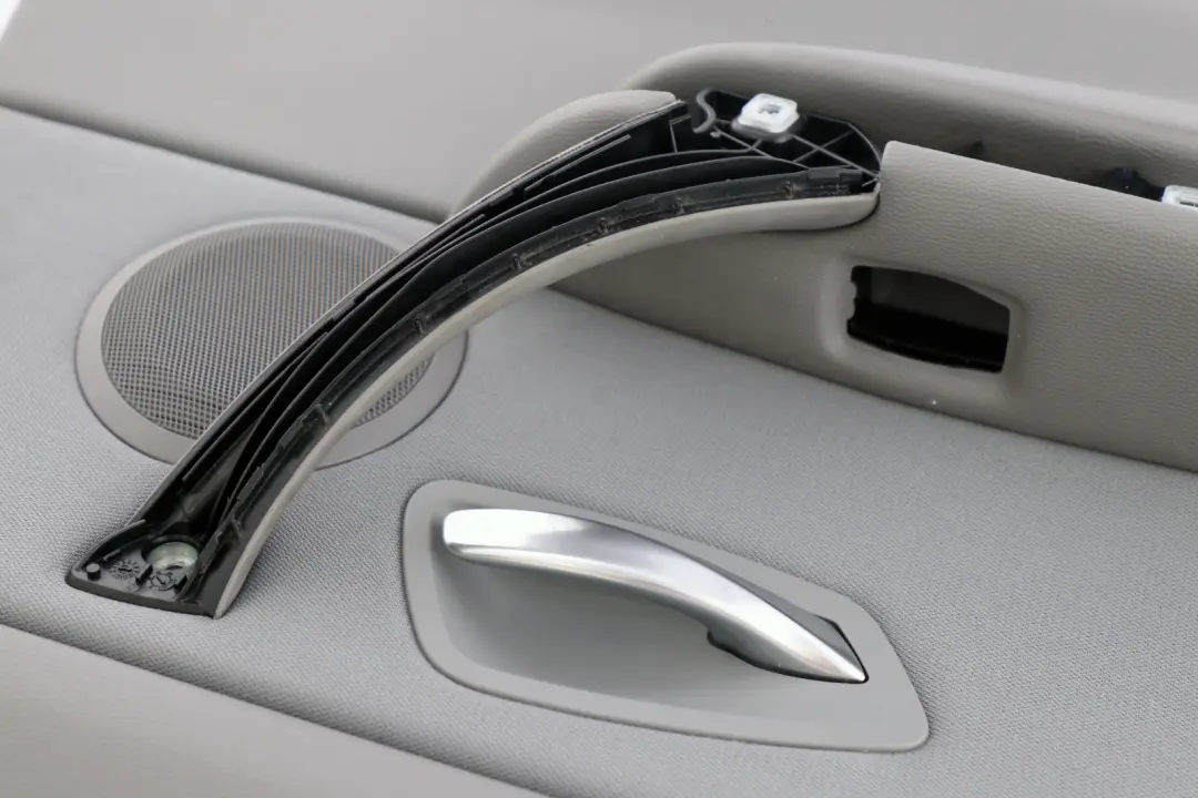 Tapicerka Boczek Drzwi Lewy Tył Szara do BMW E90 E91 o numerze 9152395 BMW E90 E91 Tapicerka Boczek Drzwi Lewy Tył Szara - SKU 9152395 - Numer Części 9152395