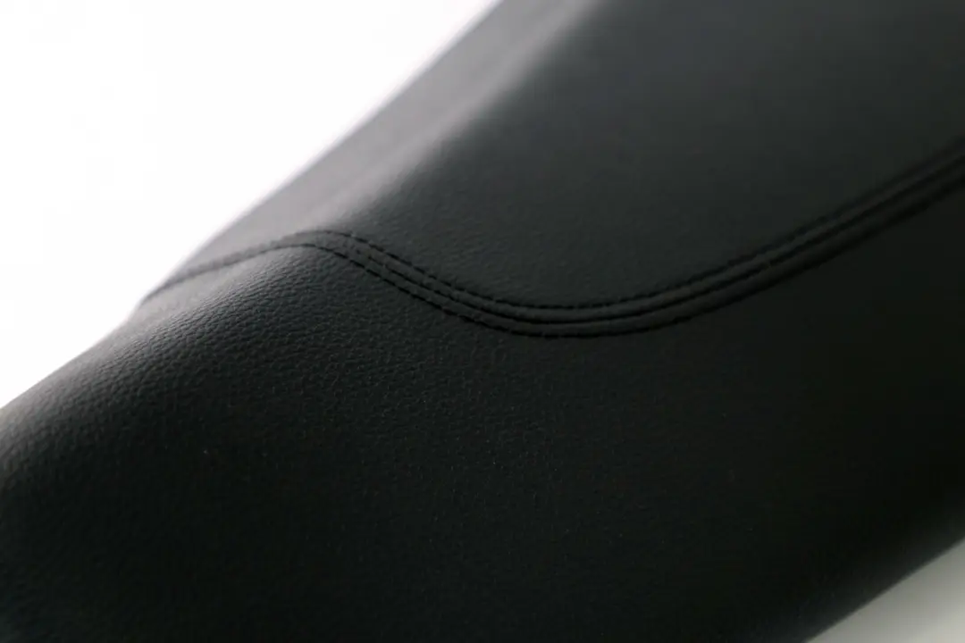 Acabado Seccion Lateral Imitacion Cuero Asiento Trasero Derecho para BMW E81 E82 con número de pieza 9158986 BMW E81 E82 Acabado Seccion Lateral Imitacion Cuero Asiento Trasero Derecho - SKU 9158986 - Número de pieza 9158986