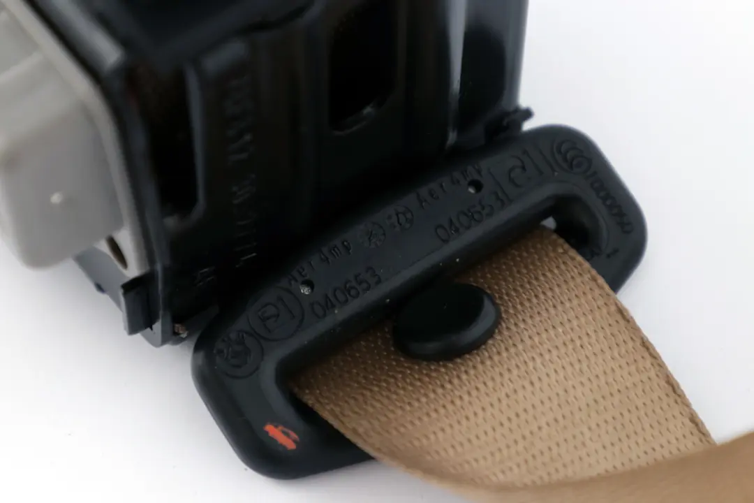 Cinturon Seguridad Superior Trasero Izquierdo Derecho Beige para BMW E90 LCI con número de pieza 9160109 BMW E90 LCI Cinturon Seguridad Superior Trasero Izquierdo Derecho Beige - SKU 9160109 - Número de pieza 9160109