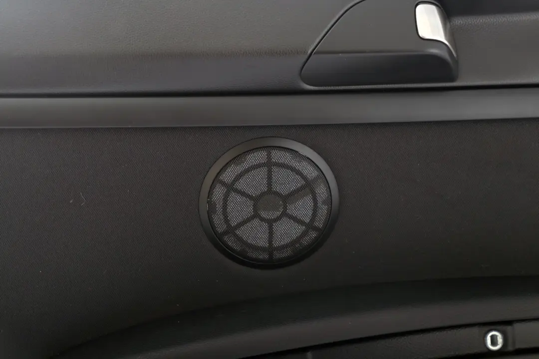 Door Card Lining Black Anthracite Trim Panel Rear Left para BMW E92 con número de pieza 9165913 BMW E92 Door Card Lining Black Anthracite Trim Panel Rear Left - SKU 9165913 - Número de pieza 9165913