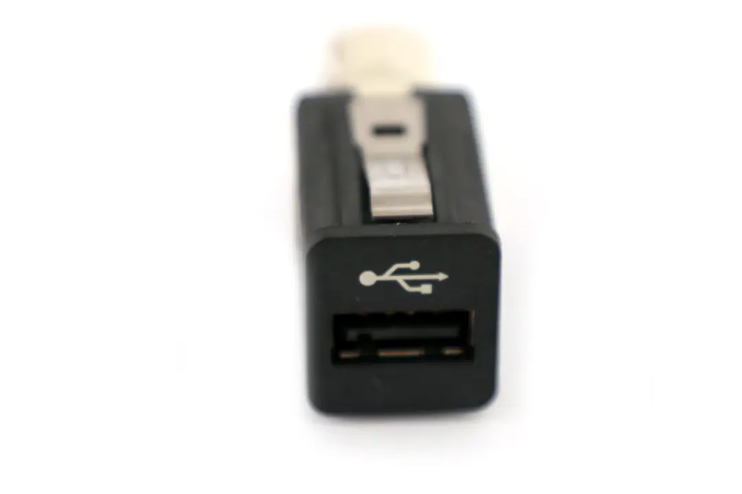 Presa USB per BMW E81 E87 E90 E91 E60 E61 con numero di parte 9167196 BMW E81 E87 E90 E91 E60 E61 Presa USB - SKU 9167196 - Numero di parte 9167196