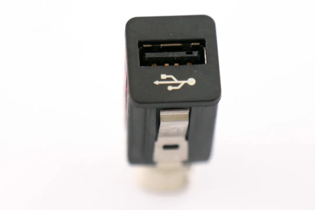Gniazdo USB do BMW E60 E61 E81 E87 E90 E91 o numerze 9167196 BMW E60 E61 E81 E87 E90 E91 Gniazdo USB - SKU 9167196 - Numer Części 9167196
