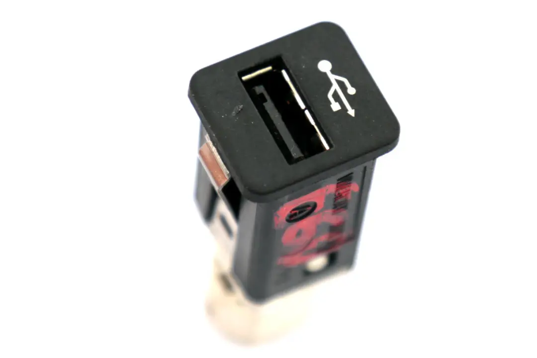 Presa USB per BMW E81 E87 E90 E91 E60 E61 con numero di parte 9167196 BMW E81 E87 E90 E91 E60 E61 Presa USB - SKU 9167196 - Numero di parte 9167196