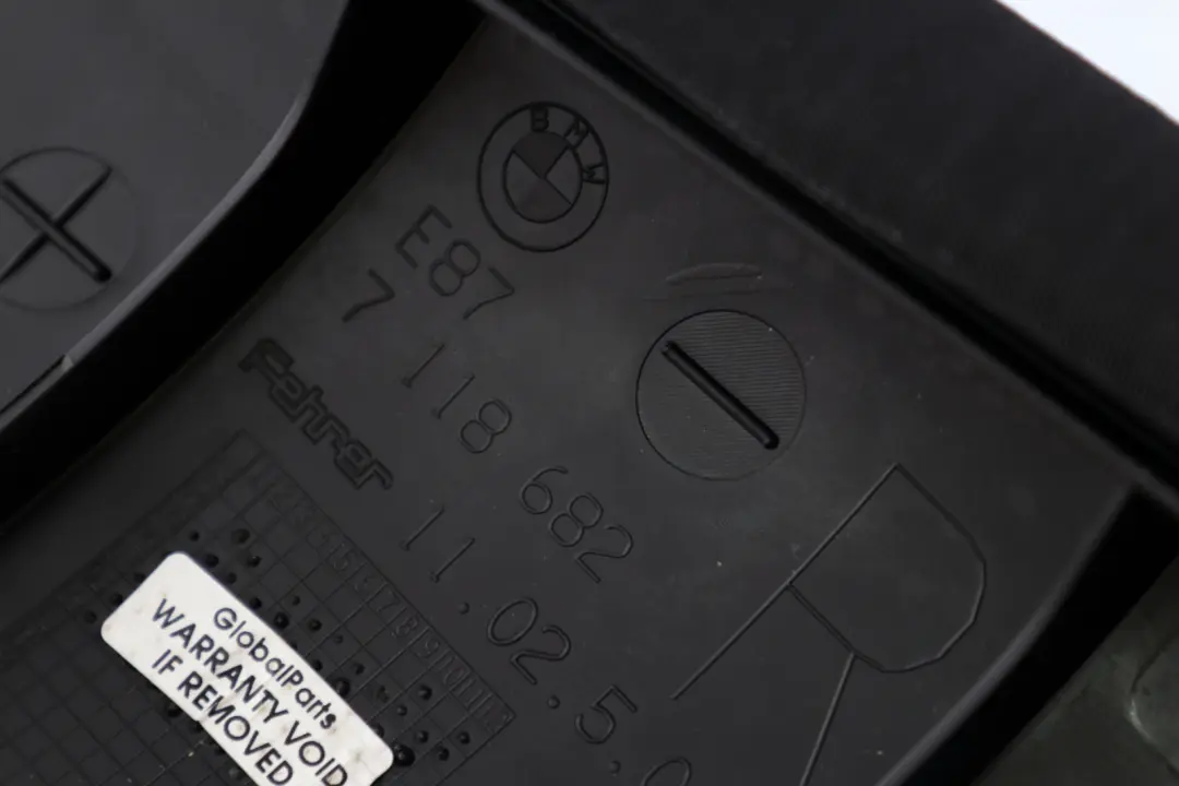 Panel Lateral Trasero Derecho Gris para BMW E87 LCI con número de pieza 7118682 BMW E87 LCI Panel Lateral Trasero Derecho Gris - SKU 9170806 - Número de pieza 7118682