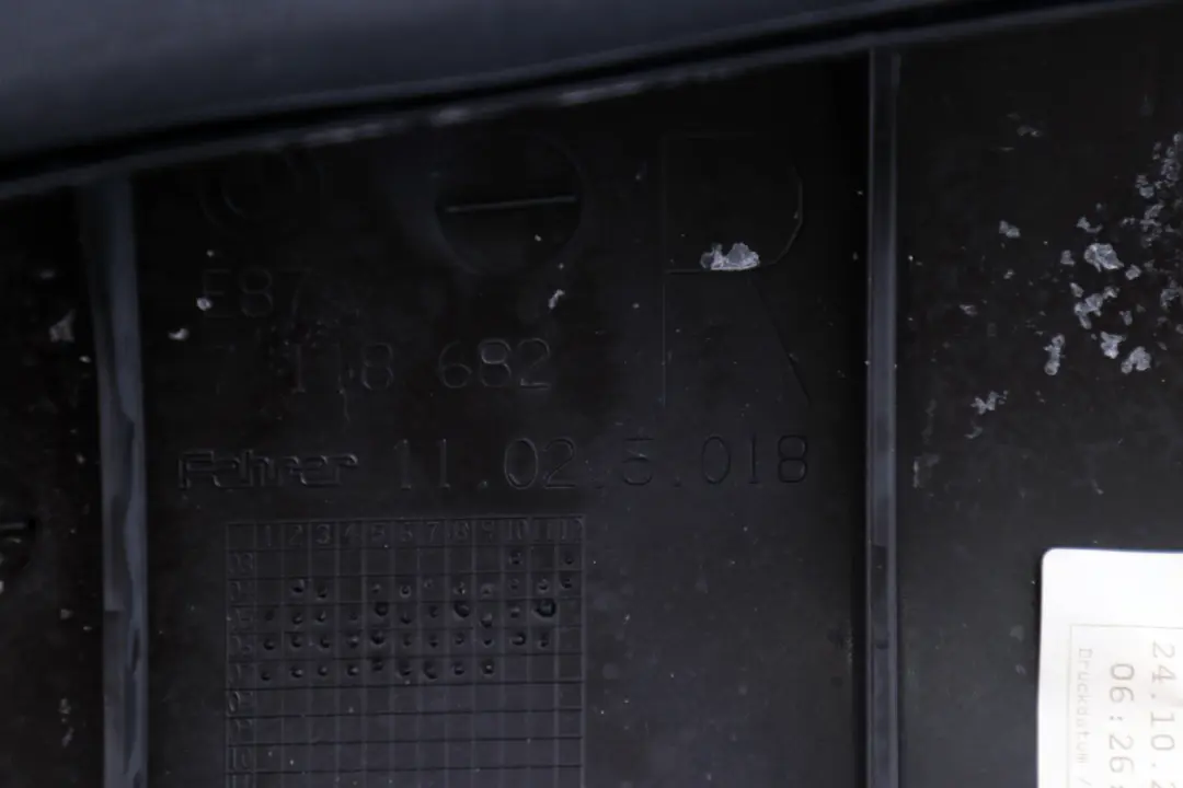 BMW E87 LCI Asiento Trasero Derecho Lateral Panel Embellecedor Negro - SKU 9170814 - Número de pieza 7118682