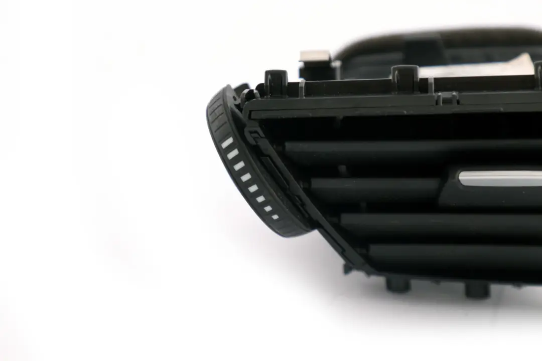 Griglia Ventilazione Cruscotto Passeggero Anteriore Sinistra per BMW F20 F21 con numero di parte 9205355 BMW F20 F21 Griglia Ventilazione Cruscotto Passeggero Anteriore Sinistra - SKU 9205355 - Numero di parte 9205355