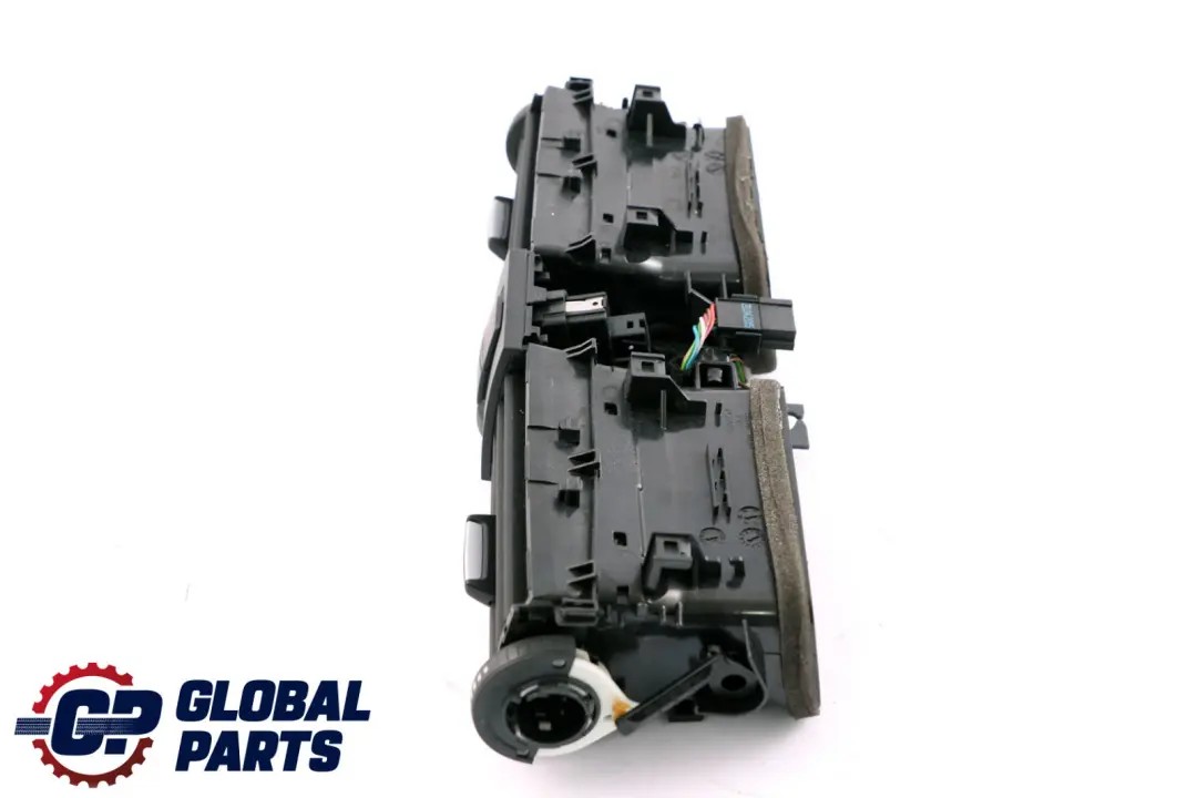 Frischluftgrill Mitte Armaturenbrett für BMW F30 F82 M4 mit Teilenummer 9218552 BMW F30 F82 M4 Frischluftgrill Mitte Armaturenbrett - SKU 9218552 - Teilenummer 9218552