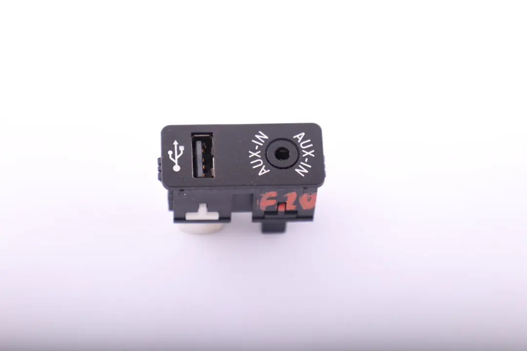 Presa USB AUX IN per BMW F20 F21 F22 F30 F31 F32 F33 con numero di parte 9229246 BMW F20 F21 F22 F30 F31 F32 F33 Presa USB AUX IN - SKU 9229246 - Numero di parte 9229246