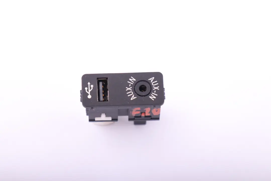 USB AUX IN Socket Plug to BMW F20 F21 F22 F30 F31 F32 F33 with Part number 9229246 BMW F20 F21 F22 F30 F31 F32 F33 USB AUX IN Socket Plug - SKU 9229246 - Part number 9229246
