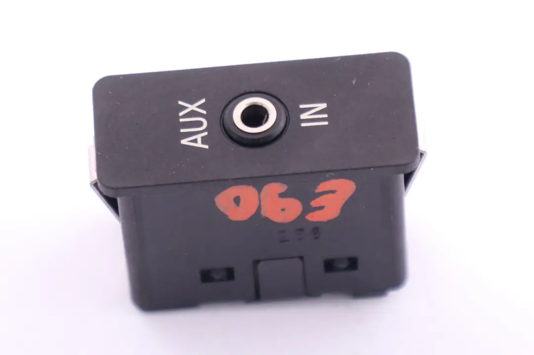 BMW E60 E65 X5 E70 E81 X3 E83 E87 E90 E91 E92 F10 Audio AUX In Buchse - SKU 9237655 - Teilenummer 84109237655