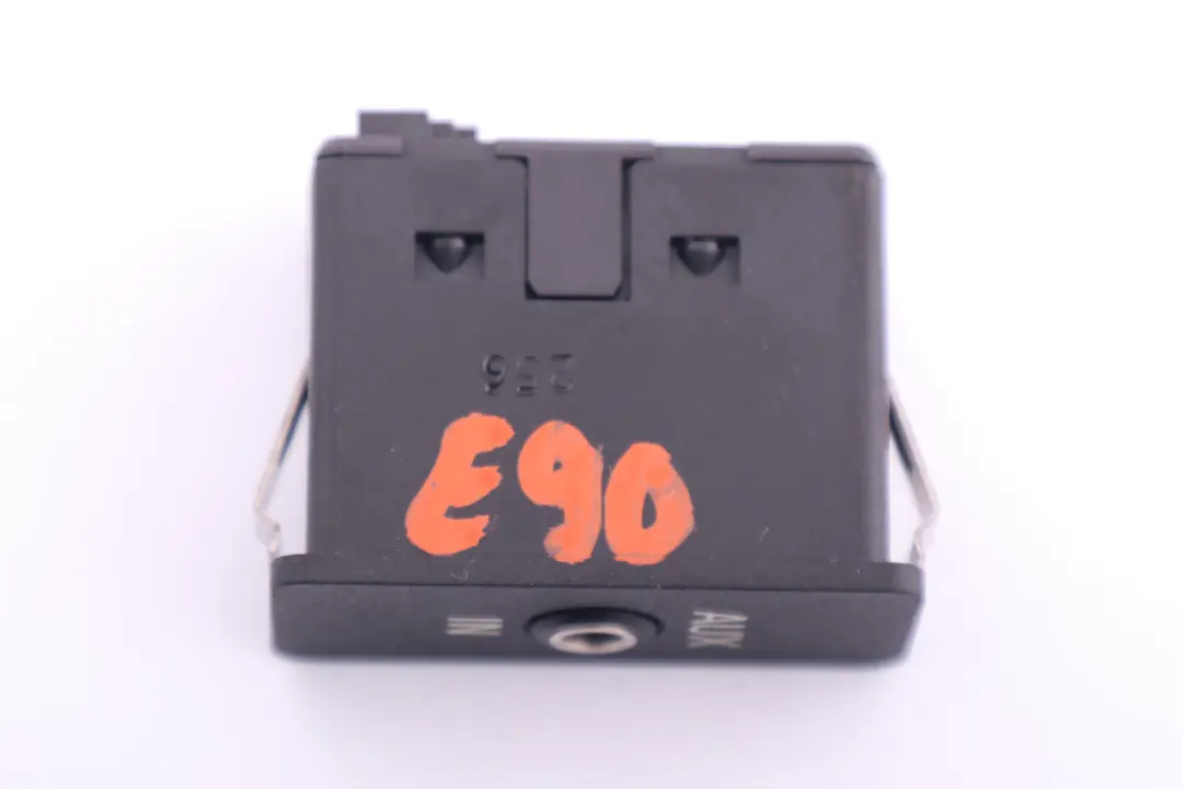 BMW E60 E65 X5 E70 E81 X3 E83 E87 E90 E91 E92 F10 Audio AUX In Buchse - SKU 9237655 - Teilenummer 84109237655