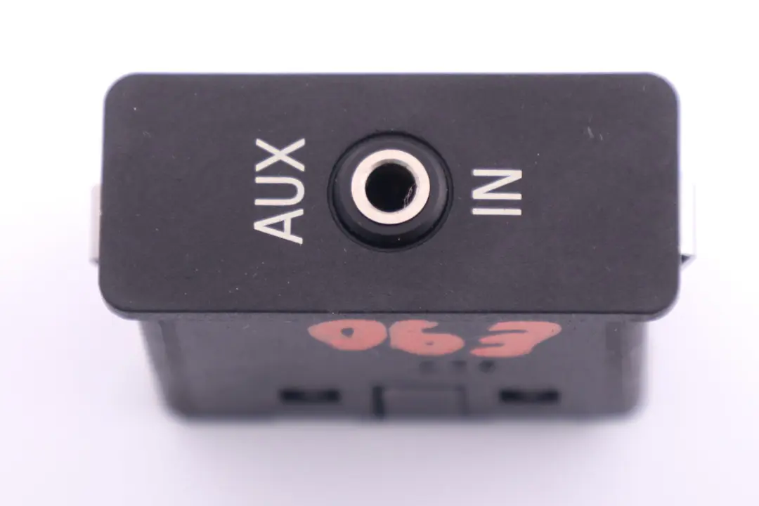 BMW E60 E65 X5 E70 E81 X3 E83 E87 E90 E91 E92 F10 Audio AUX In Buchse - SKU 9237655 - Teilenummer 84109237655