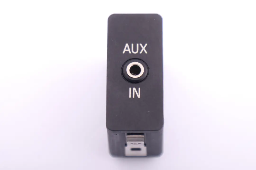 Audio AUX In Buchse für BMW E60 E65 X5 E70 E81 X3 E83 E87 E90 E91 E92 F10 mit Teilenummer 84109237655 BMW E60 E65 X5 E70 E81 X3 E83 E87 E90 E91 E92 F10 Audio AUX In Buchse - SKU 9237655 - Teilenummer 84109237655