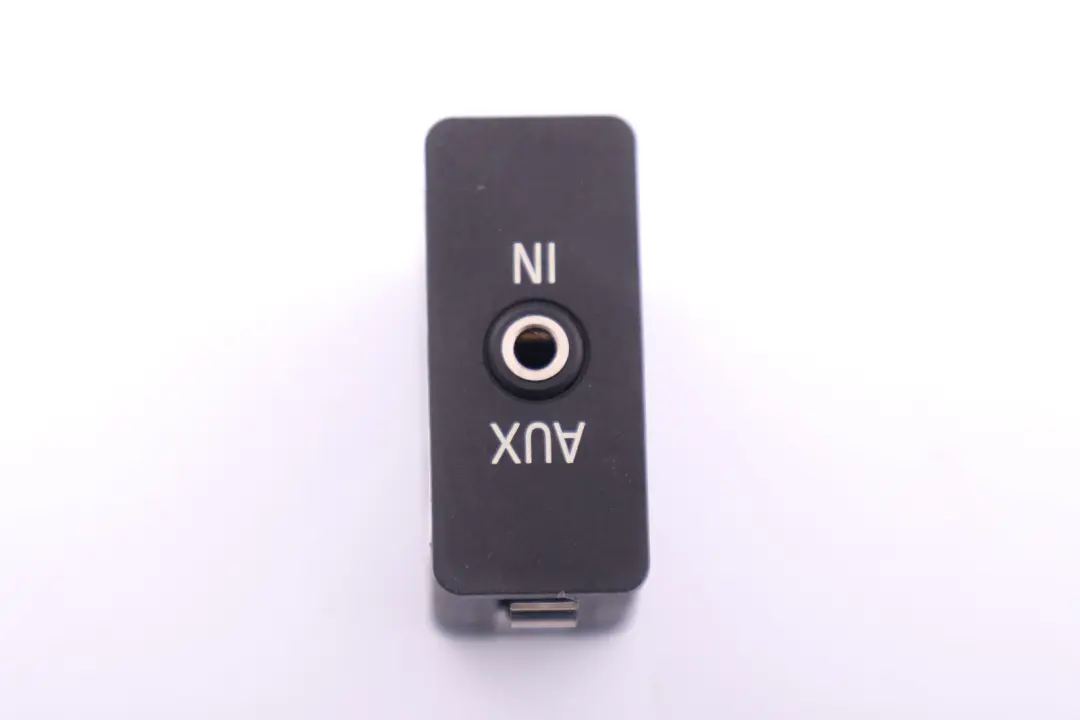 BMW E60 E65 X5 E70 E81 X3 E83 E87 E90 E91 E92 F10 Audio AUX In Buchse - SKU 9237655 - Teilenummer 84109237655