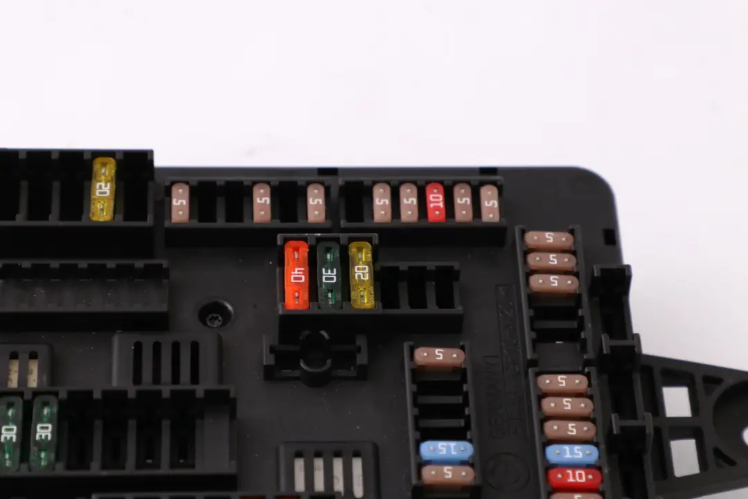 Caja De fusibles De distribucion trasera para BMW F20 F21 F30 F31 F32 con número de pieza 9259466 BMW F20 F21 F30 F31 F32 Caja De fusibles De distribucion trasera - SKU 9261111 - Número de pieza 9259466