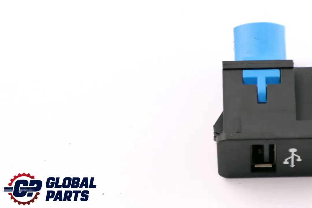 Wtyczka Gniazda USB 8410 do Mini Cooper F55 F56 F57 o numerze 9376437 Mini Cooper F55 F56 F57 Wtyczka Gniazda USB 8410 - SKU 9376437 - Numer Części 9376437