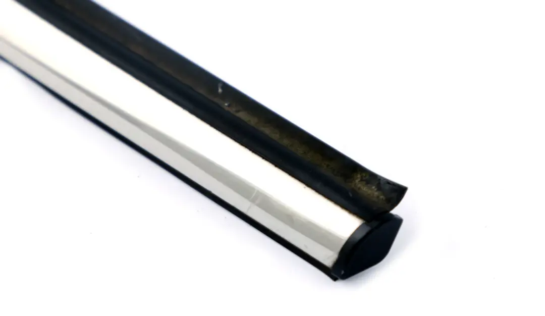 Bande d'habillage arrière droite chromée pour Mini Countryman R60 à propos du numéro de pièce 9803782 Mini Countryman R60 Bande d'habillage arrière droite chromée - SKU 9803782 - Numéro de pièce 9803782