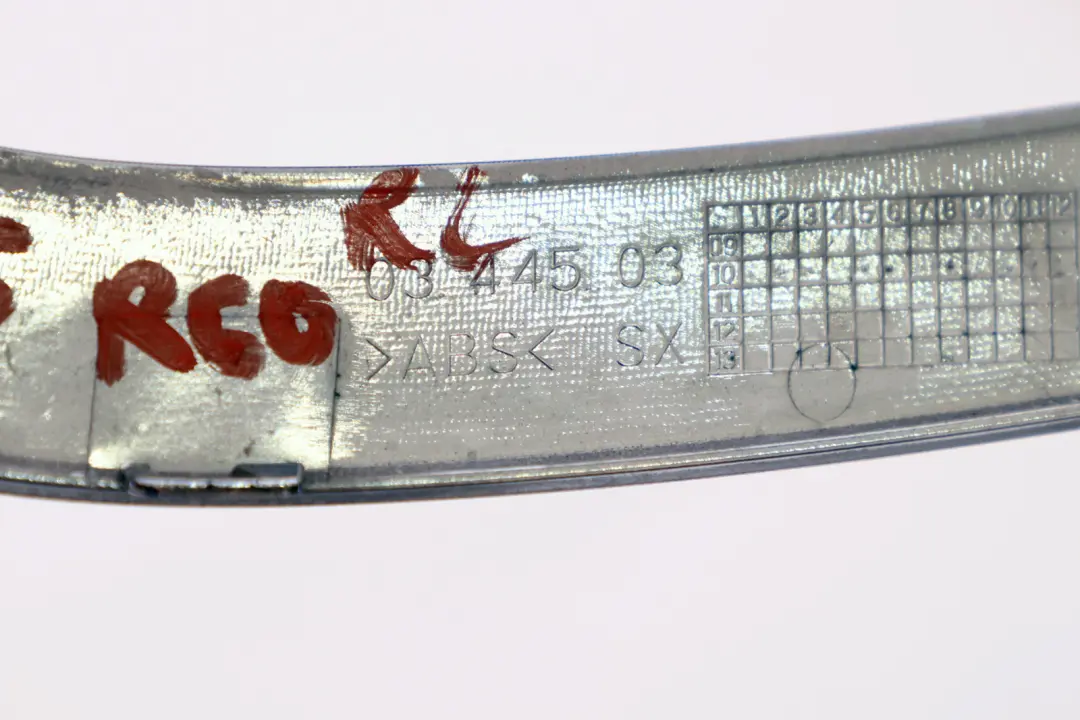 Embellecedor Anillo Luz Trasera Izquierda Cromo para Mini Countryman R60 con número de pieza 9806935 Mini Countryman R60 Embellecedor Anillo Luz Trasera Izquierda Cromo - SKU 9806935 - Número de pieza 9806935