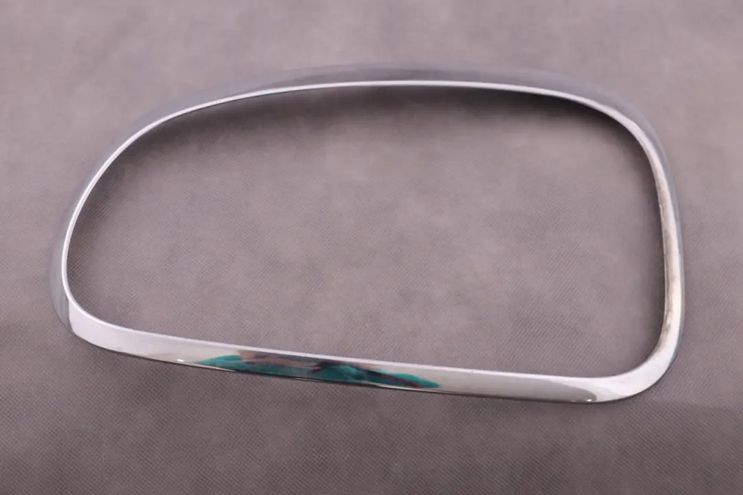 Embellecedor Anillo Luz Trasera Derecha Cromo para Mini Countryman R60 con número de pieza 9806936 Mini Countryman R60 Embellecedor Anillo Luz Trasera Derecha Cromo - SKU 9806936 - Número de pieza 9806936