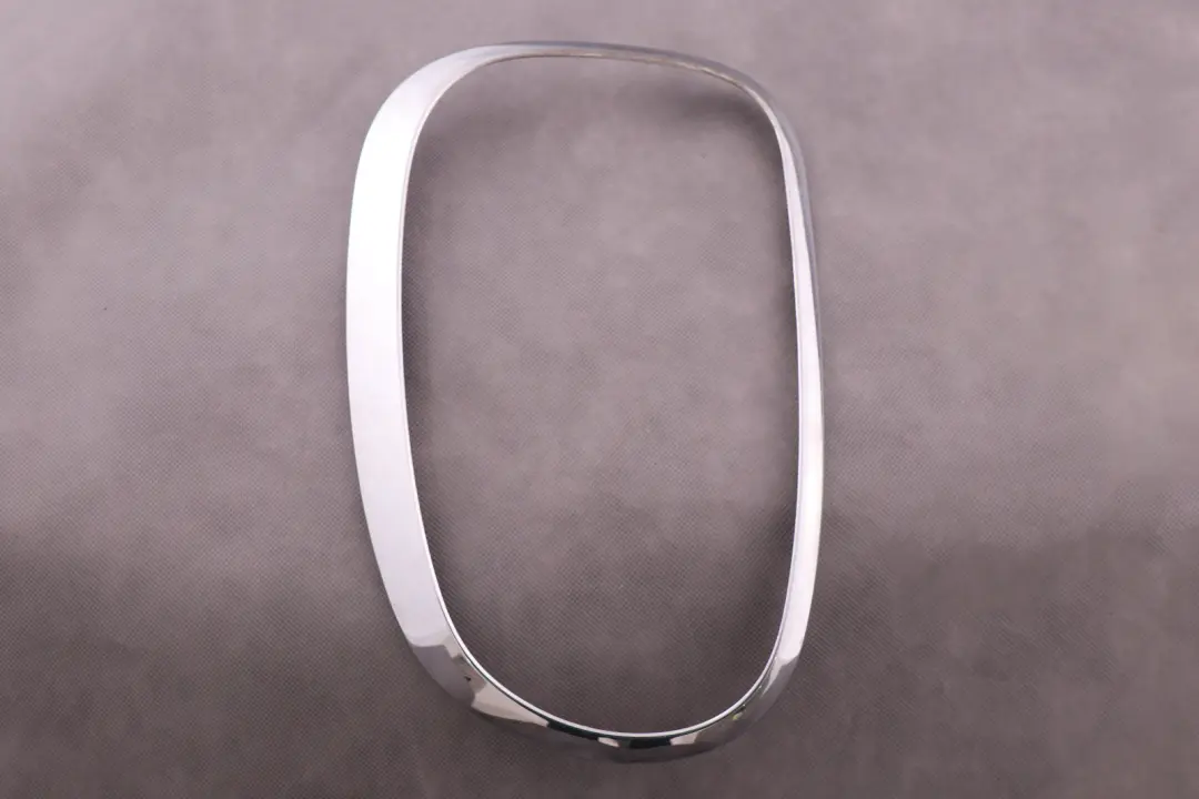 Embellecedor Anillo Luz Trasera Derecha Cromo para Mini Countryman R60 con número de pieza 9806936 Mini Countryman R60 Embellecedor Anillo Luz Trasera Derecha Cromo - SKU 9806936 - Número de pieza 9806936