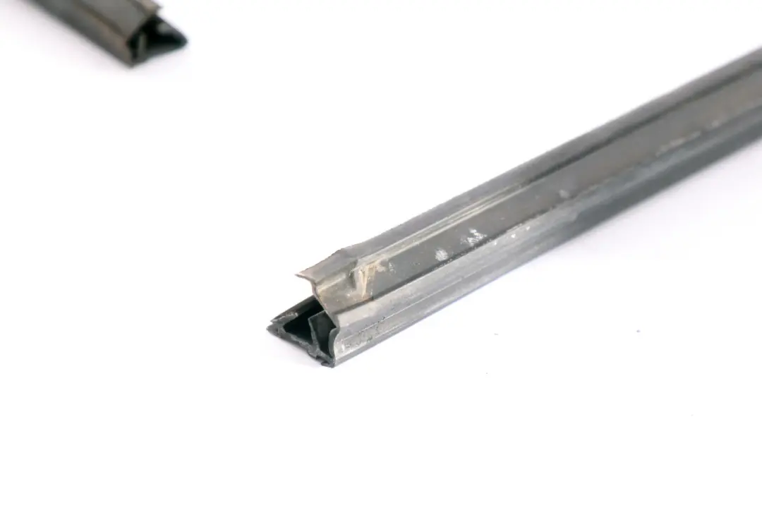 Guia Ventana Sello Puerta Delantero Derecho para Mini Paceman R61 con número de pieza 9808768 Mini Paceman R61 Guia Ventana Sello Puerta Delantero Derecho - SKU 9808768 - Número de pieza 9808768