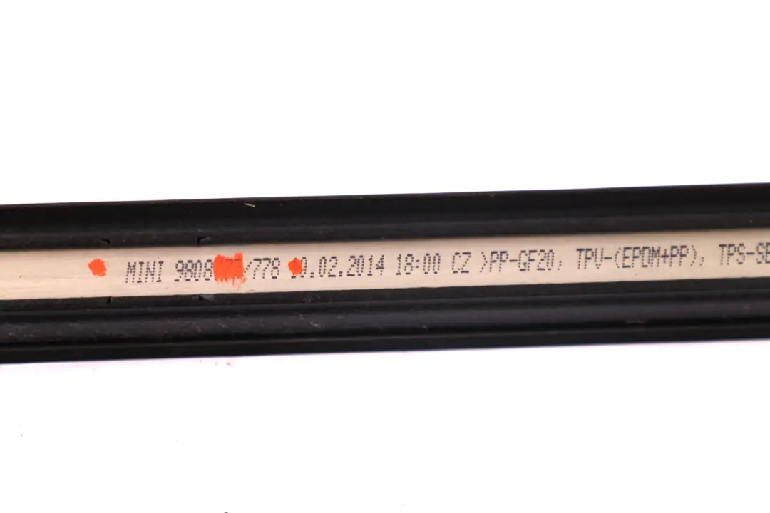 Joint d'étanchéité de vitre de porte avant droite Bande d'habillage pour Mini R61 à propos du numéro de pièce 9808778 Mini R61 Joint d'étanchéité de vitre de porte avant droite Bande d'habillage - SKU 9808778 - Numéro de pièce 9808778