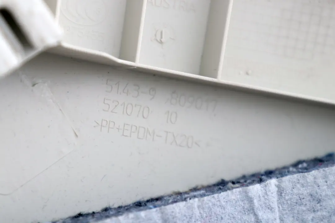 Cache Colonne C Gauche Beige Clair 9809017 pour Mini Cooper Paceman R61 à propos du numéro de pièce 9809021 Mini Cooper Paceman R61 Cache Colonne C Gauche Beige Clair 9809017 - SKU 9809021 - Numéro de pièce 9809021