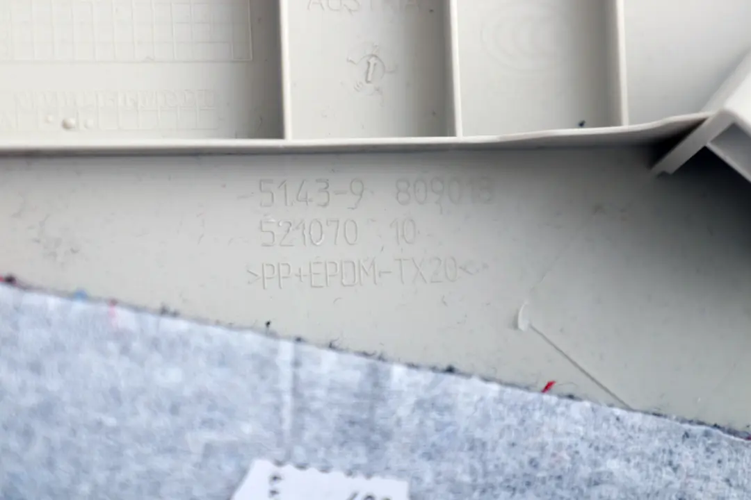 Copertura Colonna C Destra Luce Beige 9809018 per BMW Mini Cooper Paceman R61 con numero di parte 9809022 BMW Mini Cooper Paceman R61 Copertura Colonna C Destra Luce Beige 9809018 - SKU 9809022 - Numero di parte 9809022