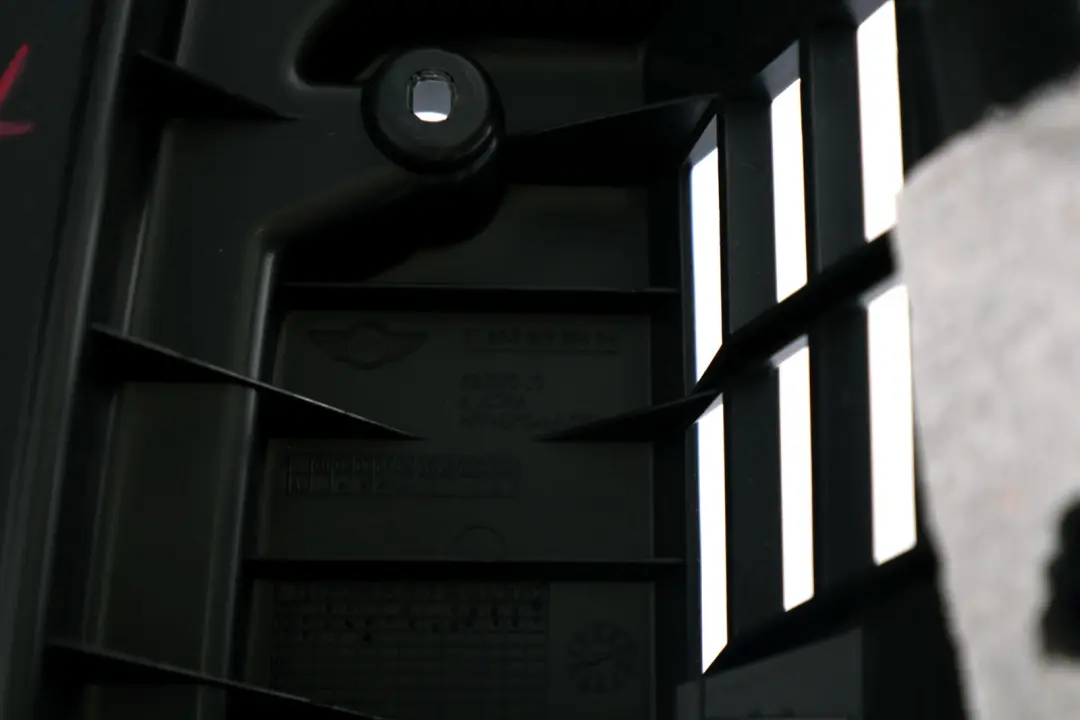 Supporto Ripiano Lunotto Destro Laterale Baule per Mini Paceman R61 con numero di parte 9809894 Mini Paceman R61 Supporto Ripiano Lunotto Destro Laterale Baule - SKU 9809894 - Numero di parte 9809894