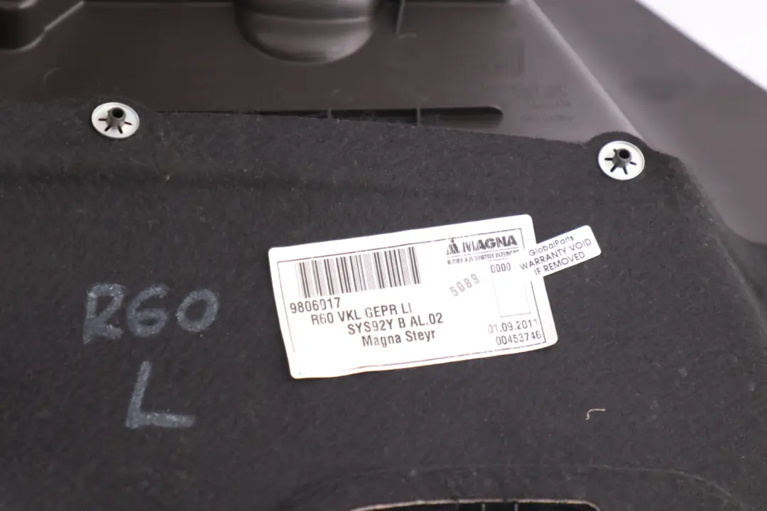 Tapicerka boczek bagażnika lewy do MINI R60 o numerze 9810911 MINI R60 Tapicerka boczek bagażnika lewy - SKU 9810911-1 - Numer Części 9810911