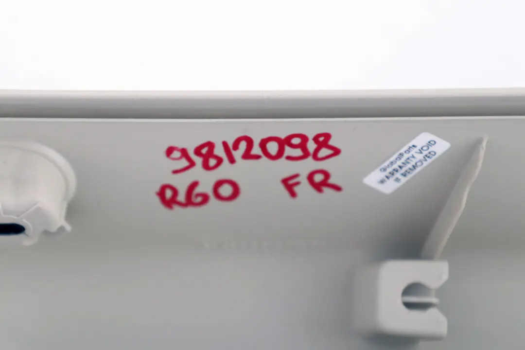 Rivestimento Pompa Apertura A Colonna Destra Luce Beige 9812096 per Mini R60 R61 con numero di parte 9812098 Mini R60 R61 Rivestimento Pompa Apertura A Colonna Destra Luce Beige 9812096 - SKU 9812098 - Numero di parte 9812098