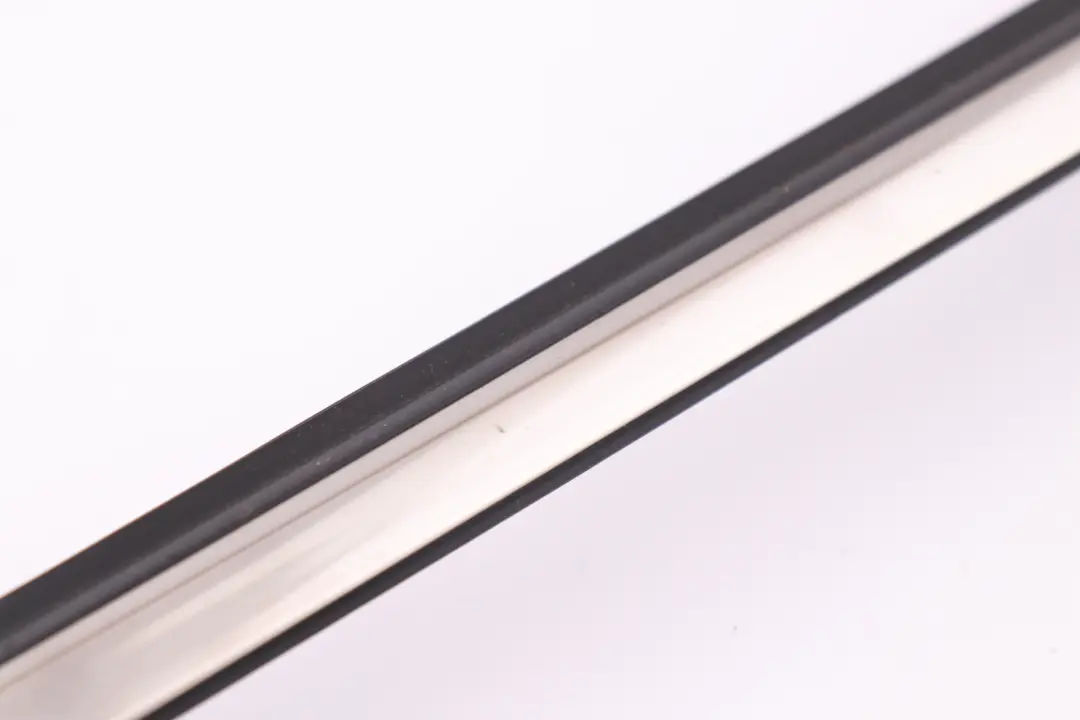 Ventana Delantera Derecha Cromada Tira Embellecedora para Mini R61 con número de pieza 9813514 Mini R61 Ventana Delantera Derecha Cromada Tira Embellecedora - SKU 9813514 - Número de pieza 9813514