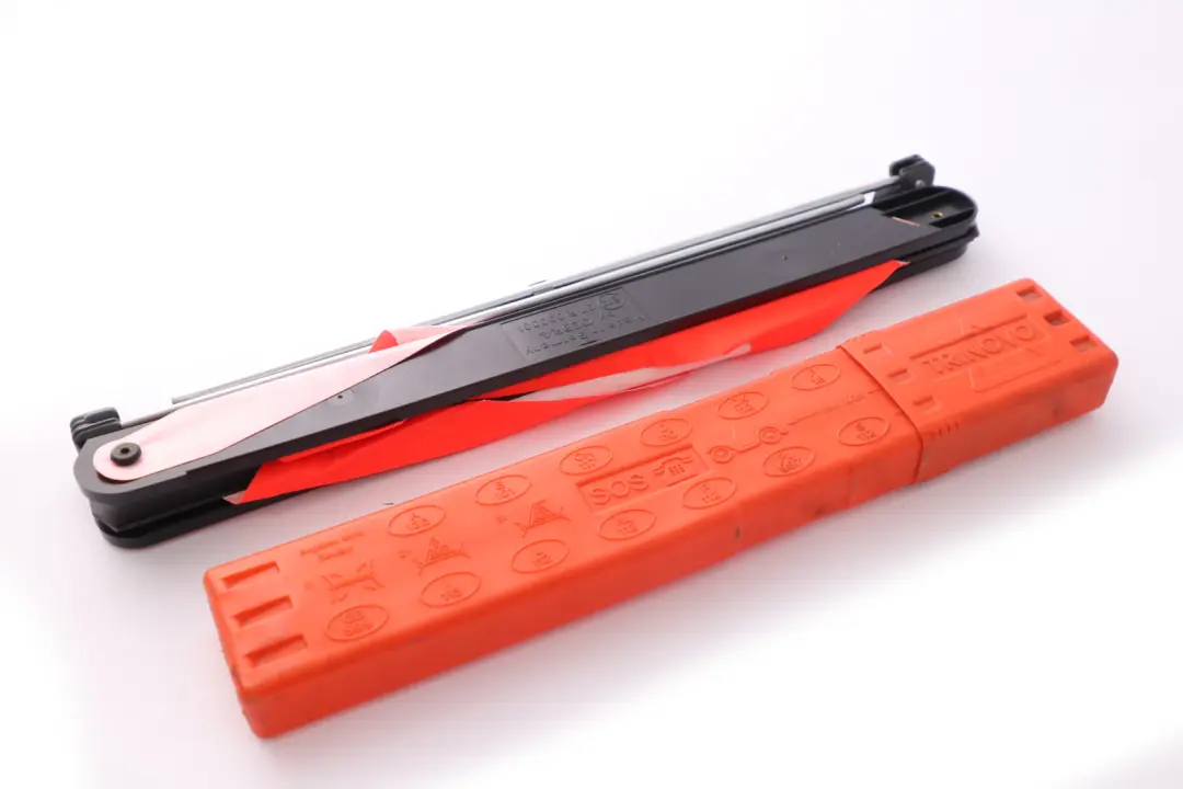 Audi TT 8N Triangolo Emergenza Avvertimento Pericolo - SKU 8D9860251A - Numero di parte 8D9860251A