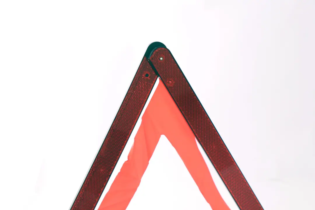 Audi TT 8N Triangolo Emergenza Avvertimento Pericolo - SKU 8D9860251A - Numero di parte 8D9860251A