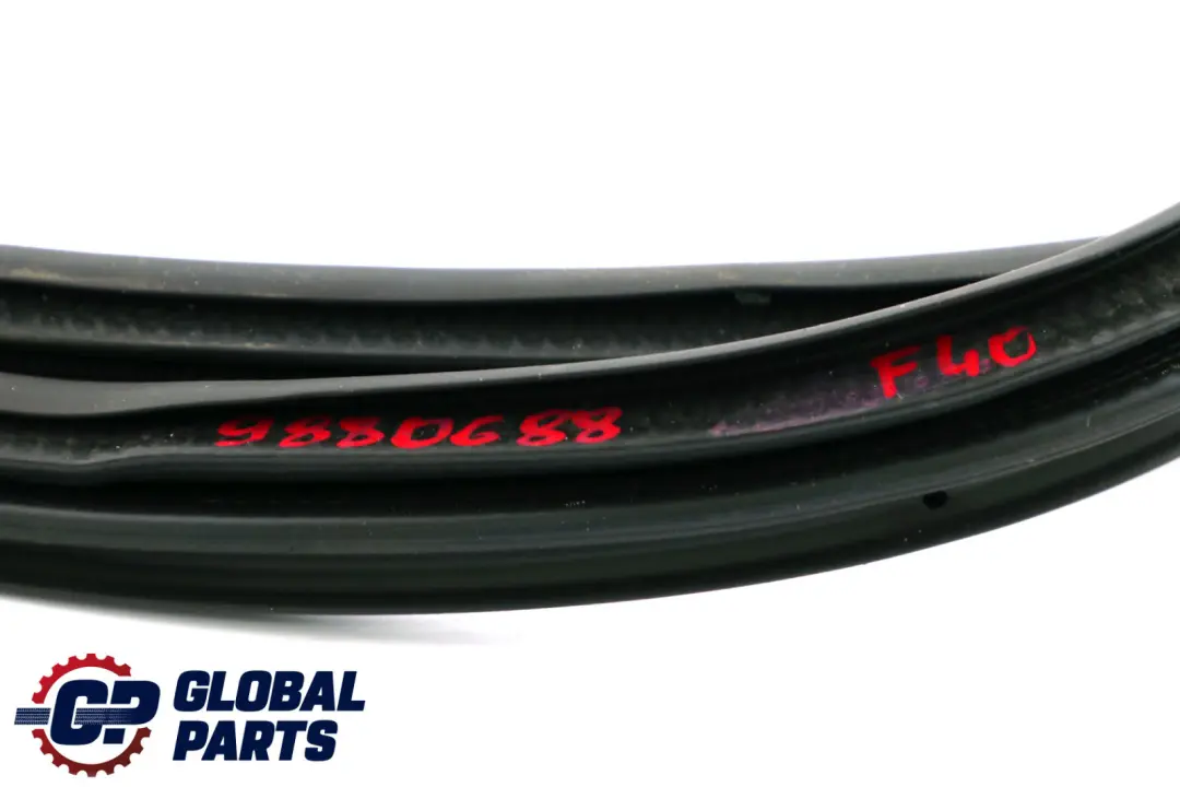 Junta Protección Borde Puerta Delantera Izquierda Derecha para BMW F40 con número de pieza 9880688 BMW F40 Junta Protección Borde Puerta Delantera Izquierda Derecha - SKU 9880688 - Número de pieza 9880688