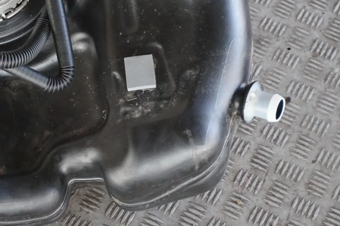 BMW 1 2 er F40 F44 118i 218i B38C Kompletter Kraftstofftank Benzin - SKU 9895424 - Teilenummer 9895424