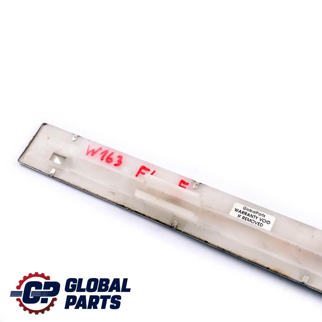 Ingresso Porta Anteriore Sinistra Piastra Calcio Sill Cover Trim per Mercedes M W163 con numero di parte A1636860720 Mercedes M W163 Ingresso Porta Anteriore Sinistra Piastra Calcio Sill Cover Trim - SKU A1636860720 - Numero di parte A1636860720