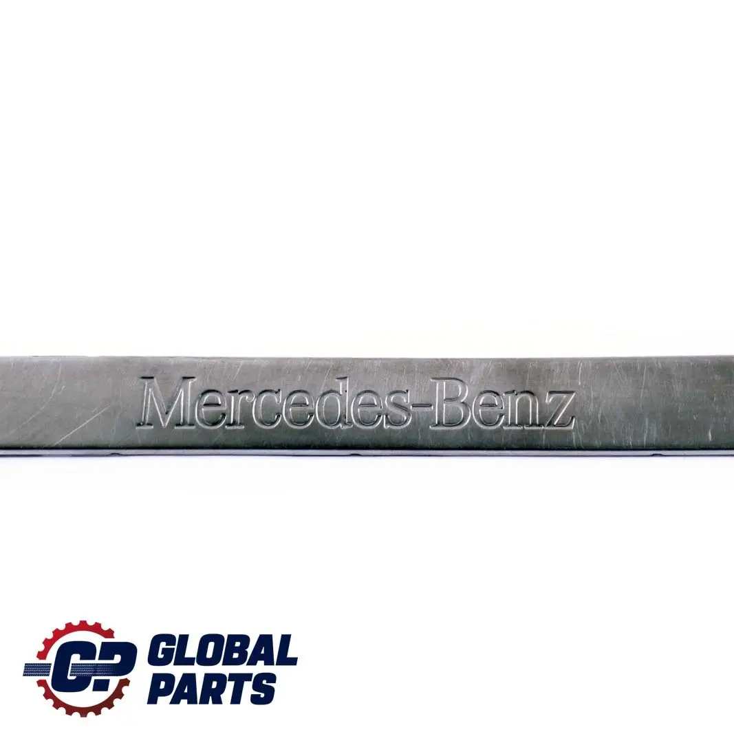 Ingresso Porta Anteriore Sinistra Piastra Calcio Sill Cover Trim per Mercedes M W163 con numero di parte A1636860720 Mercedes M W163 Ingresso Porta Anteriore Sinistra Piastra Calcio Sill Cover Trim - SKU A1636860720 - Numero di parte A1636860720