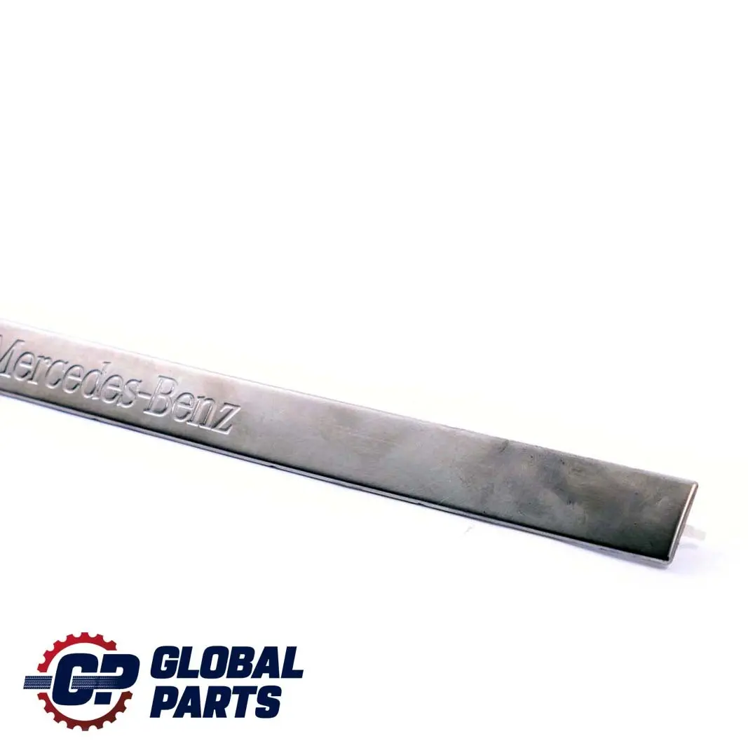 Ingresso Porta Anteriore Sinistra Piastra Calcio Sill Cover Trim per Mercedes M W163 con numero di parte A1636860720 Mercedes M W163 Ingresso Porta Anteriore Sinistra Piastra Calcio Sill Cover Trim - SKU A1636860720 - Numero di parte A1636860720