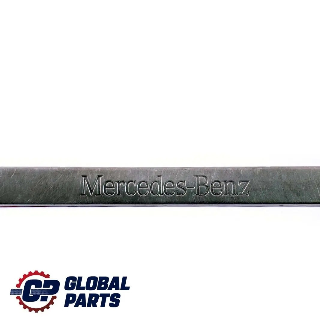 Entrada De puerta delantera derecha Kick Plate Sill Cover Trim para Mercedes M W163 con número de pieza A1636860820 Mercedes M W163 Entrada De puerta delantera derecha Kick Plate Sill Cover Trim - SKU A1636860820 - Número de pieza A1636860820