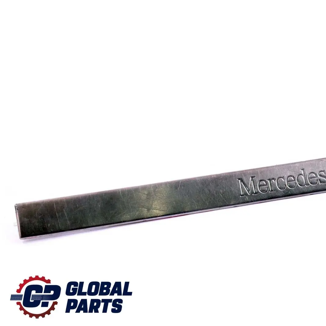 Porta anteriore ingresso destro Kick Plate Sill Cover Trim per Mercedes M ML W163 con numero di parte A1636860820 Mercedes M ML W163 Porta anteriore ingresso destro Kick Plate Sill Cover Trim - SKU A1636860820 - Numero di parte A1636860820