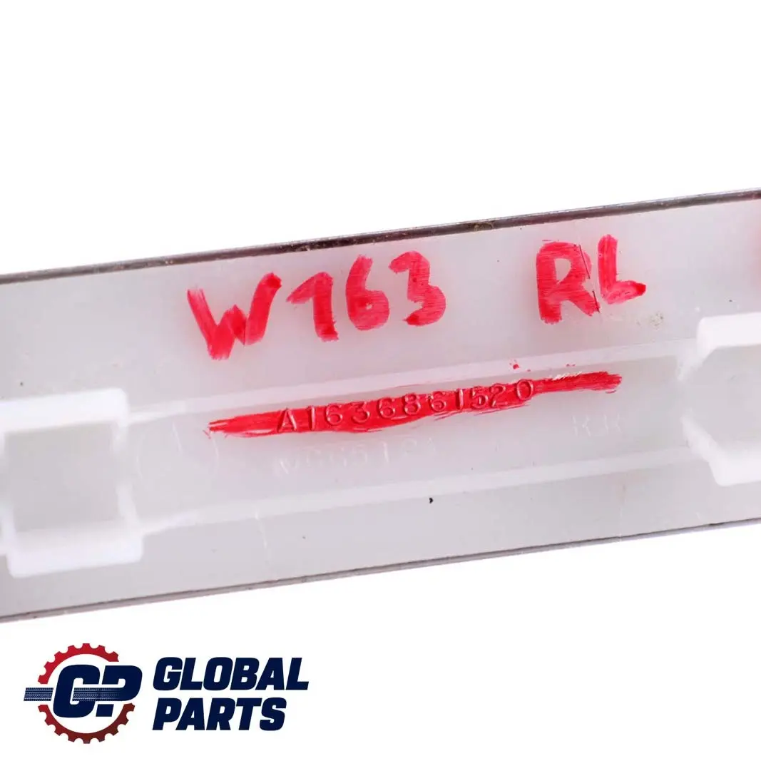 Mercedes M ML W163 Entrada De La puerta trasera izquierda Kick Plate Sill Trim - SKU A1636861520 - Número de pieza A1636861520