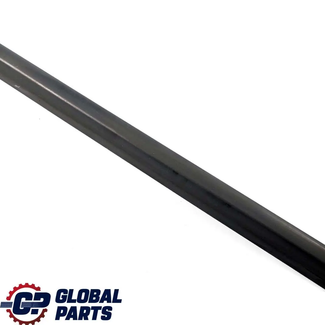 Listwa szyby drzwi prawy przód do Mercedes ML W163 o numerze A1637201424 Mercedes ML W163 Listwa szyby drzwi prawy przód - SKU A1637201424 - Numer Części A1637201424